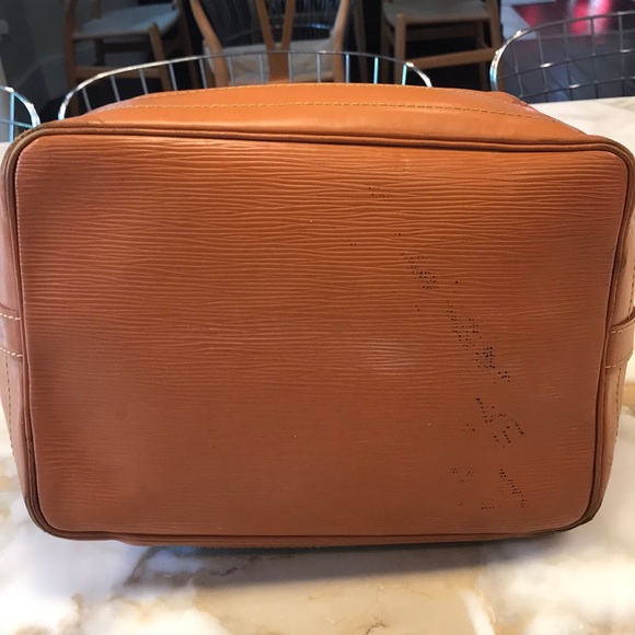 Louis Vuitton bucked handbag. - Picture 5 of 8